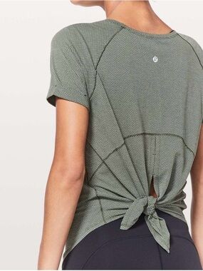 Lululemon Open Up Tie-Back Tee Heathered Camo Green no size dot, but fits a size
